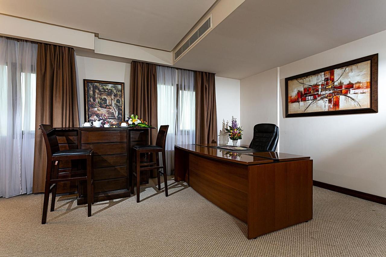 Monroe Hotel & Suites Manama Ngoại thất bức ảnh